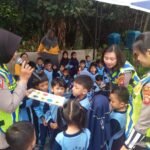 Polwan Polres Kubu Raya mengudakasi anak-anat TK