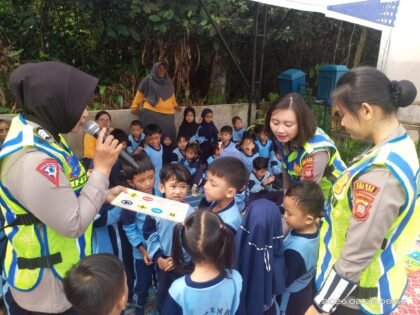 Polwan Polres Kubu Raya mengudakasi anak-anat TK