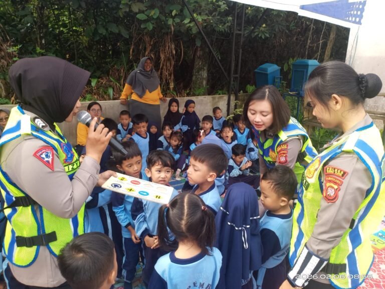 Polwan Polres Kubu Raya mengudakasi anak-anat TK